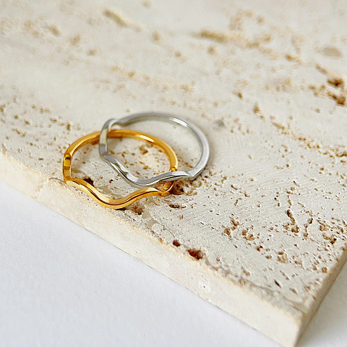 O estilo simples acena anéis folheados a ouro Titanium do aço 18K no volume