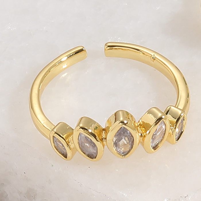 Elegante anillo abierto geométrico con incrustaciones de cobre y circonita chapado en oro de 14 quilates