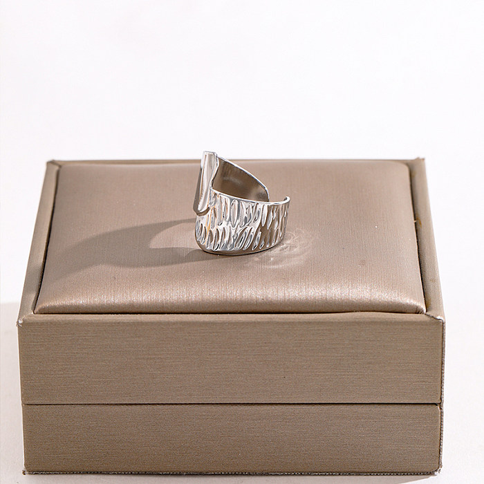 Offener Ring im Vintage-Stil mit geometrischer Edelstahlbeschichtung