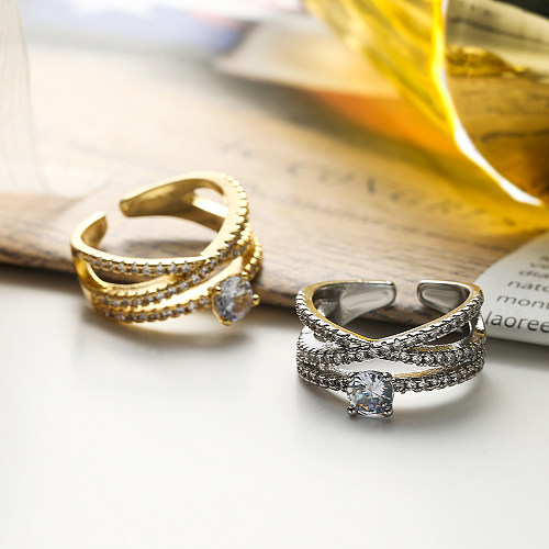 Offene Ringe im schlichten Pendelstil mit geometrischer Verkupferung und Inlay aus Zirkon und 18-karätigem Gold