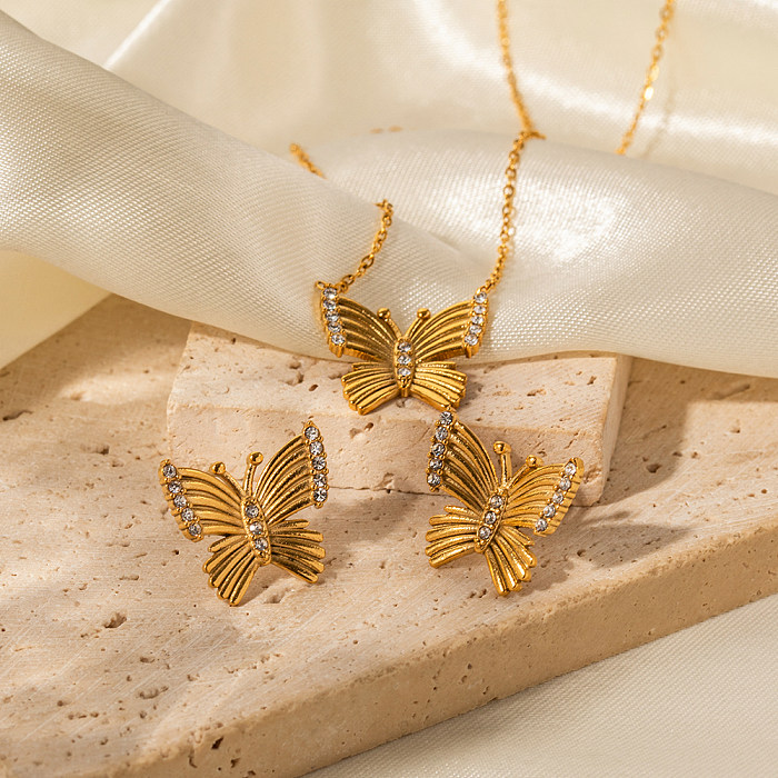 Collar de pendientes chapado en oro de 18 quilates con incrustaciones de acero inoxidable y mariposa elegante estilo IG
