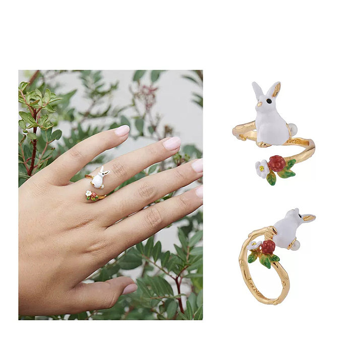 Lindo anillo abierto de epoxi de cobre con manzana y flor de conejo