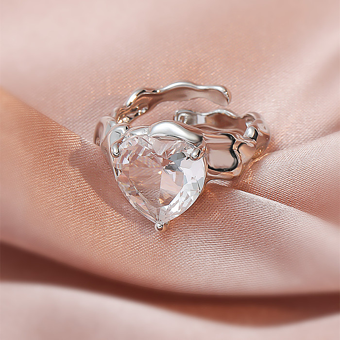 Anillo de cobre en forma de corazón de circón con incrustaciones simples para mujer de moda