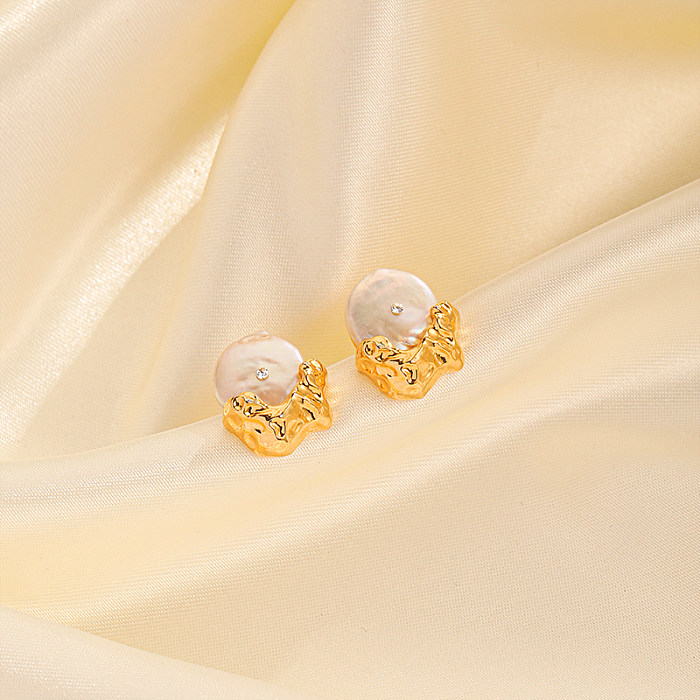 1 paire de clous d'oreilles plaqués or 18 carats, incrustation de perles de fleurs rondes élégantes et décontractées, en cuivre, perle d'eau douce