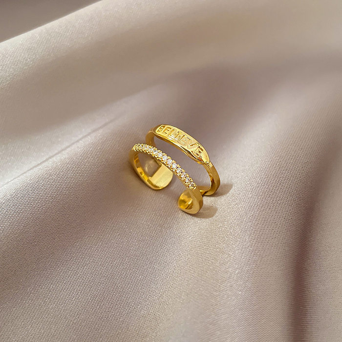 Offener Ring mit Retro-Dreieck-Blumen-Fischschwanz-Messingeinlage, künstlichen Perlen und Strasssteinen