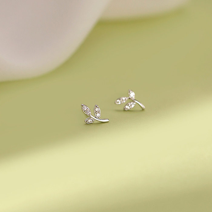 1 Pair Simple Style Leaf Copper Inlaid Zircon Ear Studs