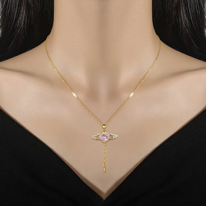 Collar con colgante de circonita con incrustaciones de cobre y acero inoxidable con alas en forma de corazón elegante