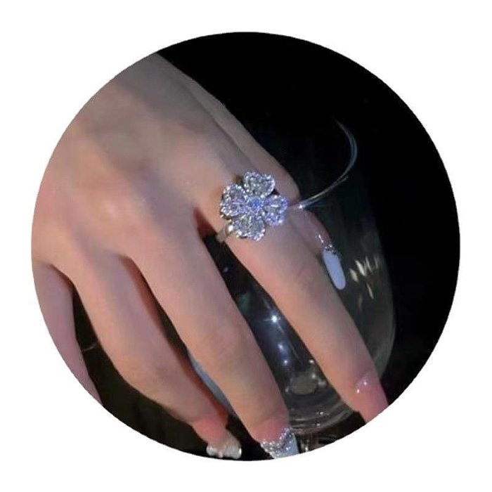 Modischer offener Ring mit geometrischem vierblättrigem Kleeblatt aus Kupfer und Zirkon