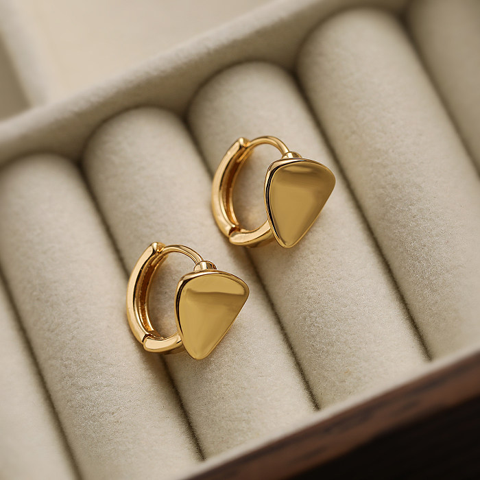 1 par de brincos básicos simples estilo geométrico em forma de coração banhados a ouro 18K de cobre