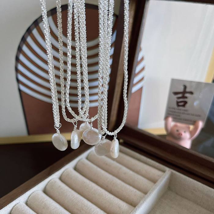 Einfache Halskette mit rundem Anhänger aus Kupfer mit Perlenbeschichtung