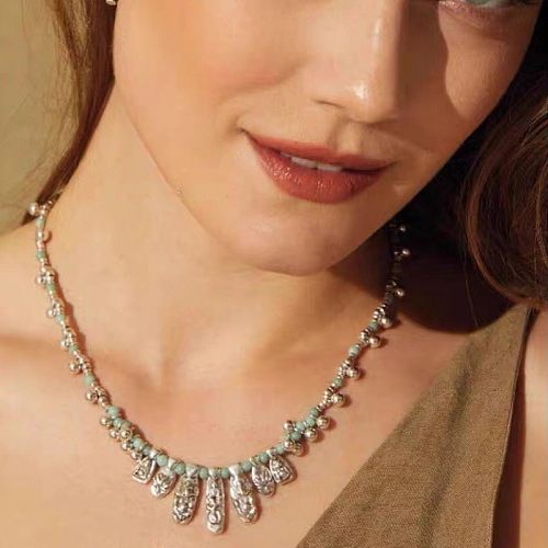 Versilberte Halskette im Vintage-Stil mit geometrischen Perlen und Kupferbeschichtung