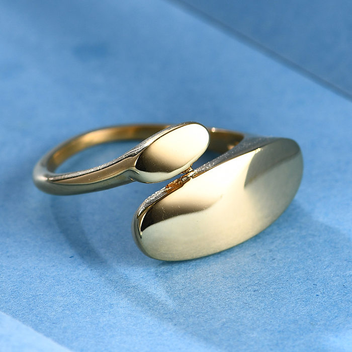 Einfache Ringe mit geometrischer Titanstahlbeschichtung und 18-Karat-Vergoldung