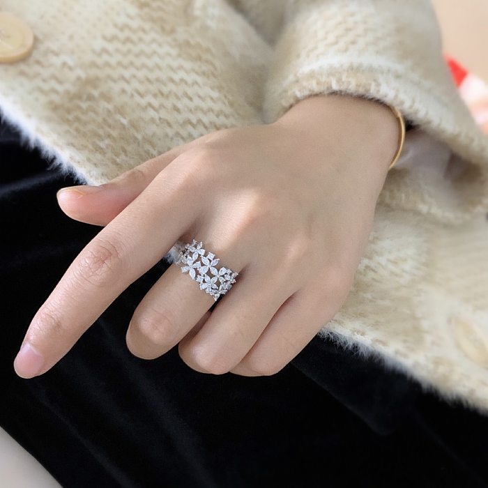 Anéis de pedras preciosas artificiais com incrustações de latão elegantes