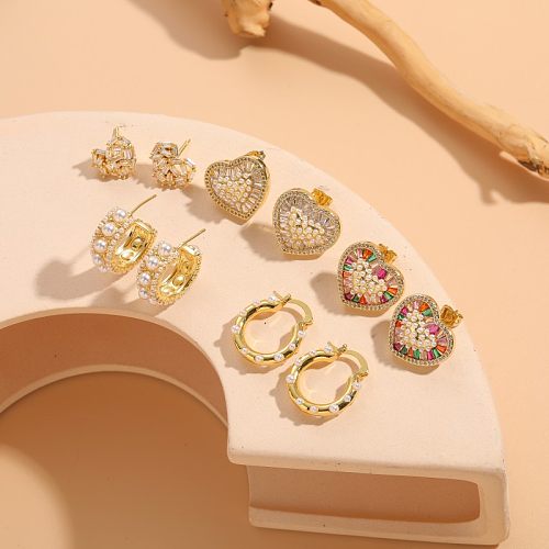 1 paire de clous d'oreilles plaqués or 14 carats, style classique, forme de cœur, incrustation asymétrique, perles en cuivre et Zircon