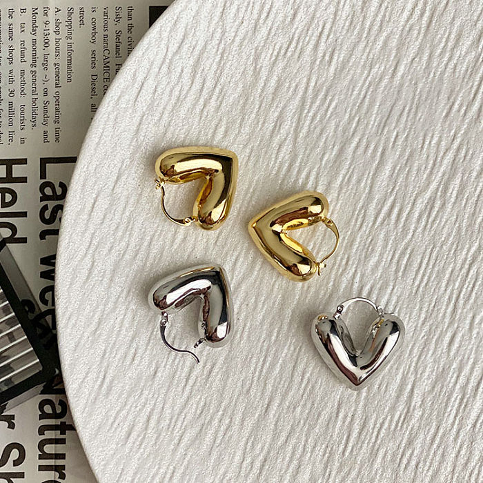 1 paire de boucles d'oreilles en cuivre plaqué en forme de cœur, style simple