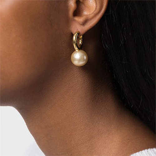 1 par de pendientes colgantes de perlas con incrustaciones de latón redondos a la moda