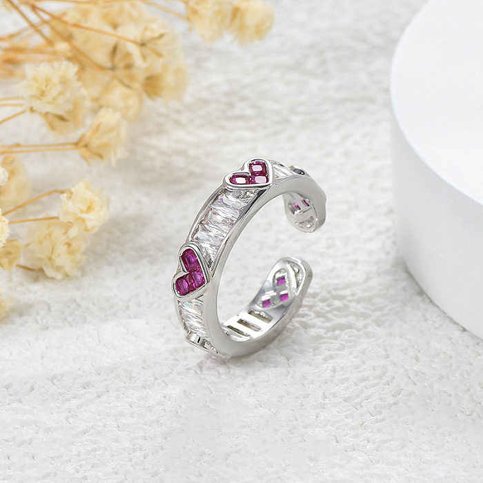 Offener Ring im modernen Stil in Herzform mit unregelmäßiger Kupferbeschichtung und künstlichen Edelsteinen