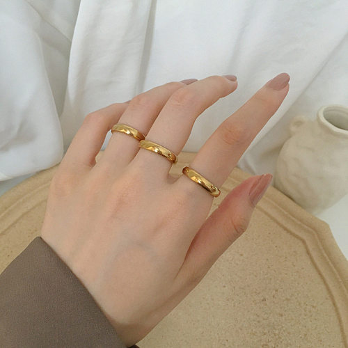 Lady Simple Style Runde Titanstahlbeschichtung mit 18 Karat vergoldeten Ringen