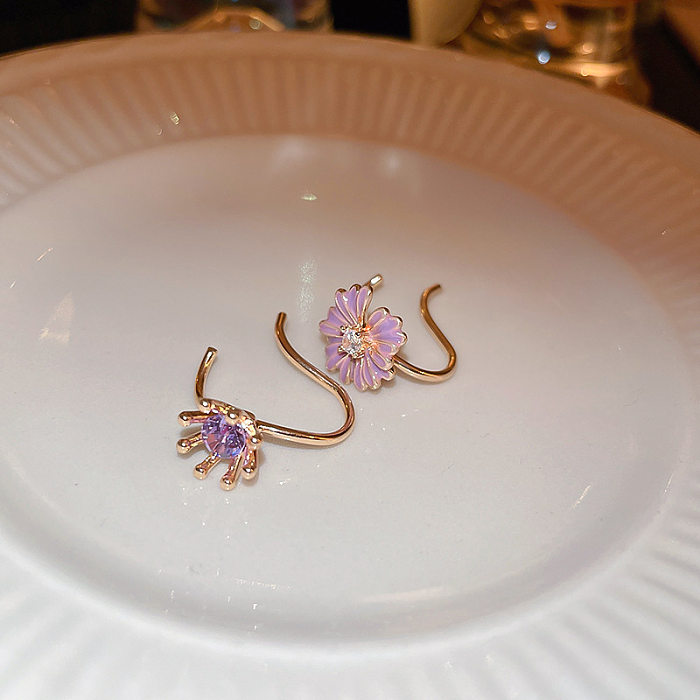 1 par de clipes de orelha de zircão esmaltado de cobre com flor doce