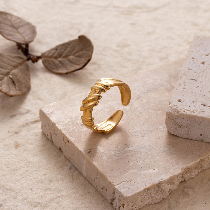 O chapeamento cruzado de aço inoxidável retro da cor sólida escava o anel aberto banhado a ouro 18K