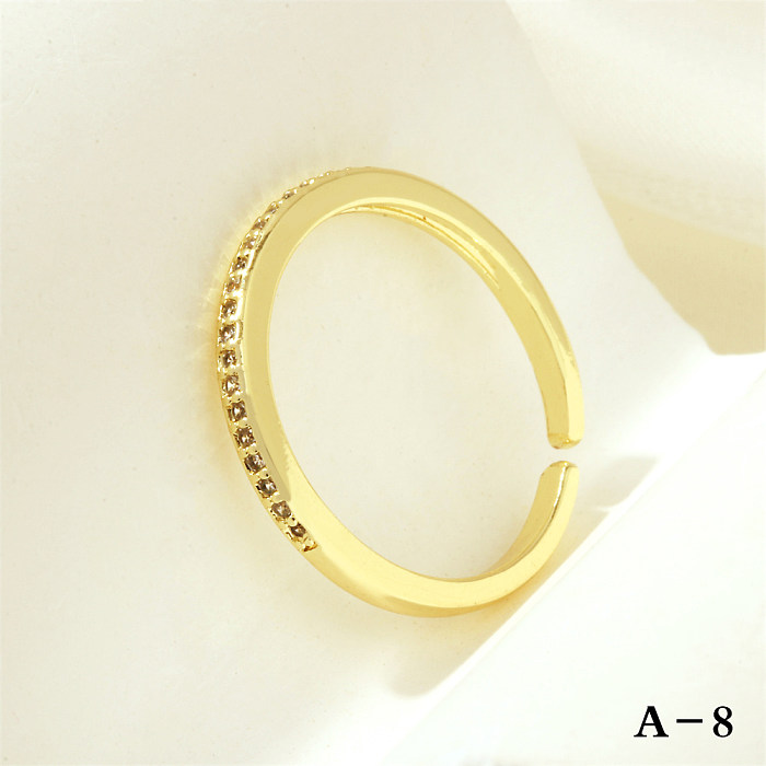 Offene Ringe im schlichten Stil mit Kreuzbuchstaben und Linien, Kupferbeschichtung, Inlay aus Zirkon, 18 Karat vergoldet