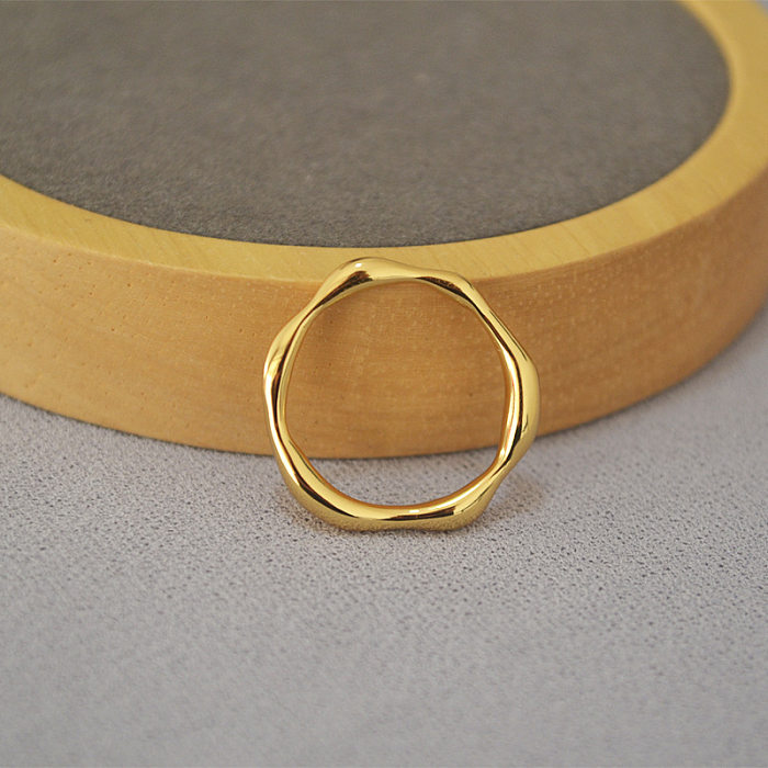 Anillos chapados en oro irregulares de cobre del círculo del estilo simple que platean 18K