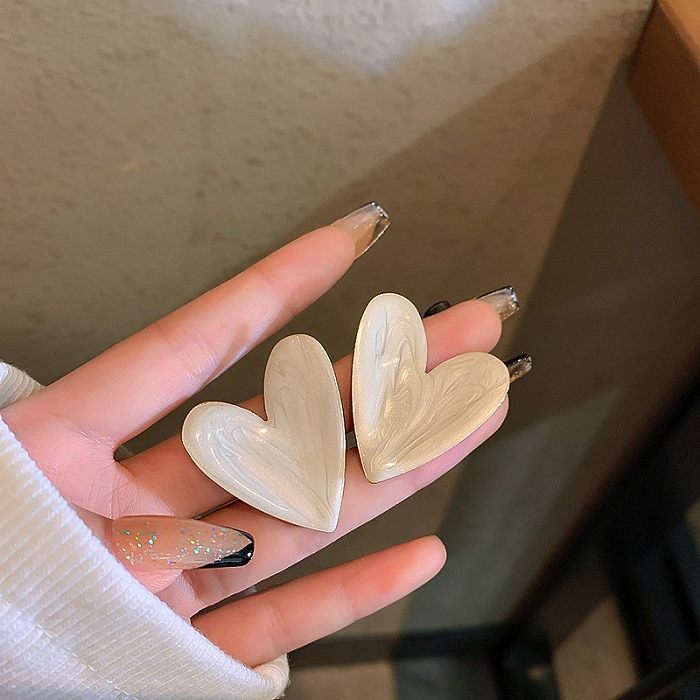 1 paire de boucles d'oreilles en forme de cœur, en résine émaillée et en cuivre, clous d'oreilles