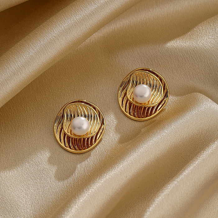 1 par de pendientes chapados en capas de Color sólido con incrustaciones de perlas de cobre chapados en oro de 18 quilates de estilo Simple