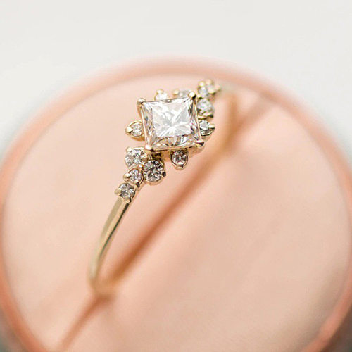 Neuer eingelegter quadratischer Diamant-Zirkon-Damenring, Kupfer-vergoldeter Verlobungsring