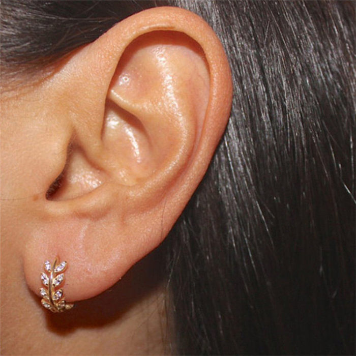 1 paire de boucles d'oreilles à la mode avec incrustation de feuilles de cuivre et de pierres précieuses artificielles