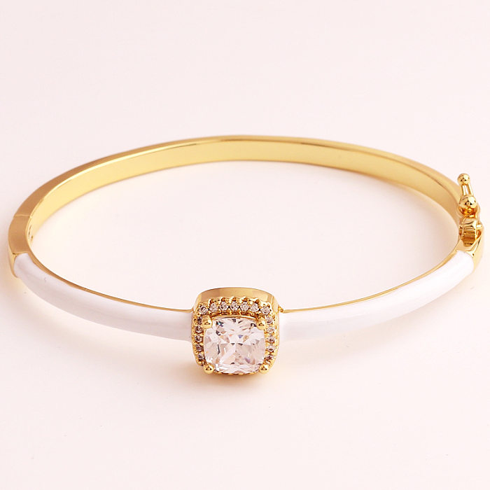 Elegante pulseira quadrada de cobre banhada a ouro com zircão