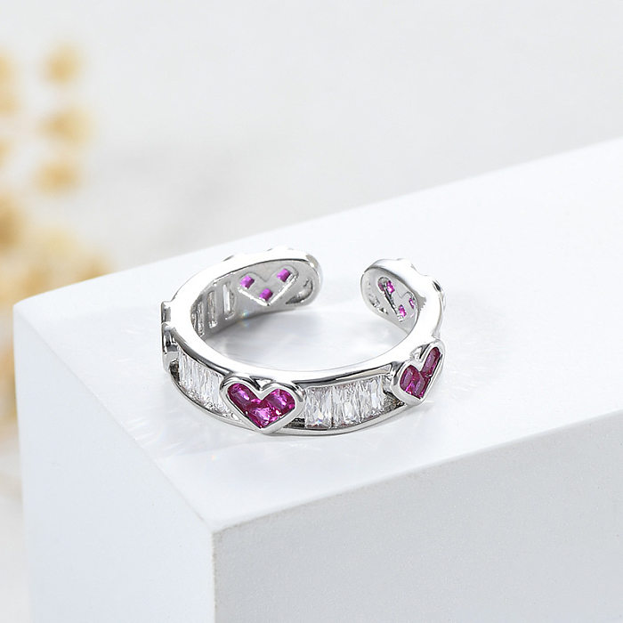 Offener Ring im modernen Stil in Herzform mit unregelmäßiger Kupferbeschichtung und künstlichen Edelsteinen