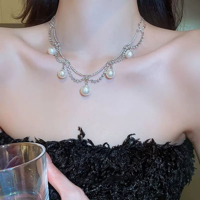 Lässige, elegante Halskette mit Anhänger aus Kupfer und Weißgold mit künstlichen Strasssteinen und künstlichen Perlen in großen Mengen