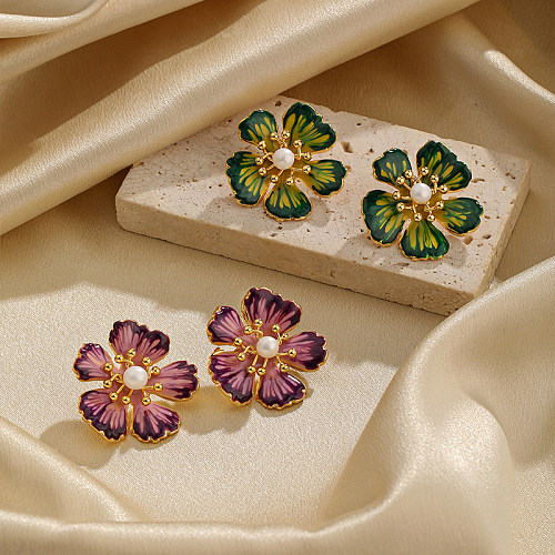 1 Paar elegante, mit Blumen überzogene Ohrstecker aus Kupfer mit Süßwasserperle und 18 Karat vergoldet