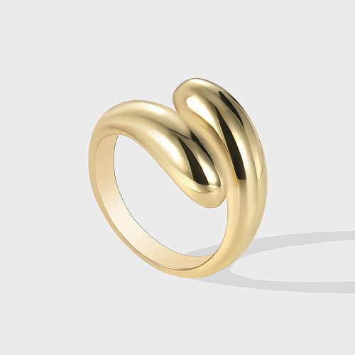 Offener Ring im schlichten Stil mit geometrischer Verkupferung