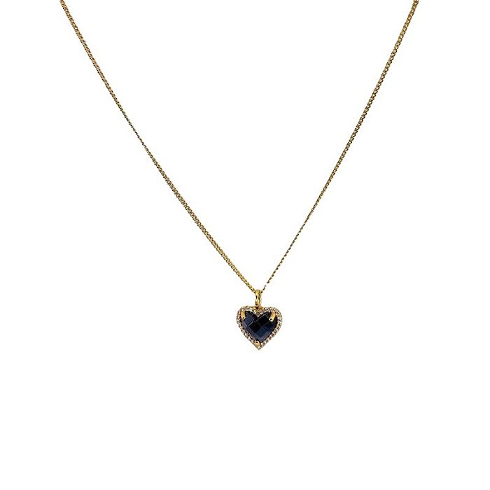 Collar con colgante chapado en oro con diamantes de imitación con incrustaciones de cobre en forma de corazón de estilo simple