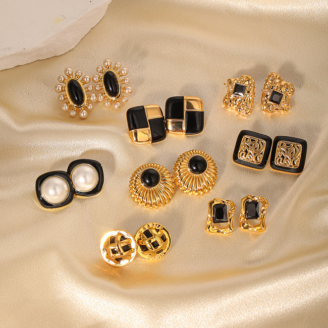 1 paire de clous d'oreilles plaqués or 18 carats élégants de style français classique et ovale avec incrustation de cuivre et de cristal artificiel.