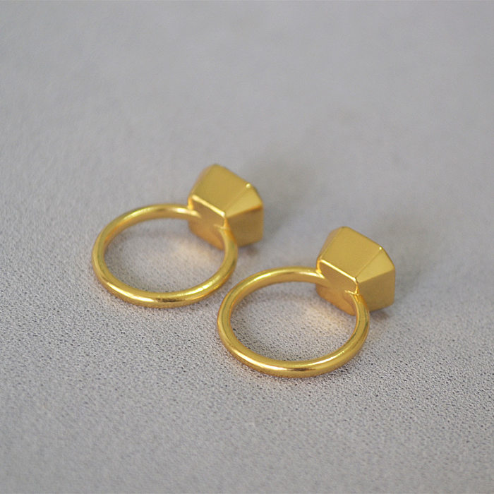 حلقات مطلية بالذهب مرصعة بطبقة من النحاس مربعة الشكل وأحجار كريمة اصطناعية