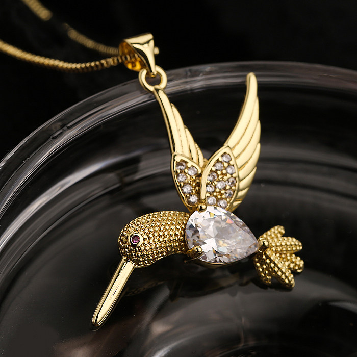 Collar con colgante chapado en oro de 18 quilates con incrustaciones de cobre y pájaro de estilo moderno