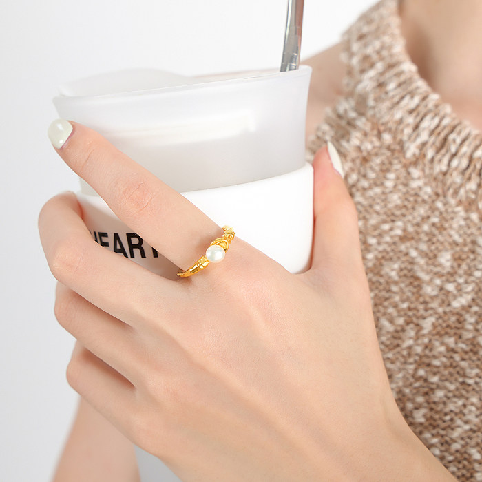 Eleganter, geometrischer, offener Ring aus Titanstahl mit 18-Karat-Vergoldung und Süßwasserperlen in großen Mengen