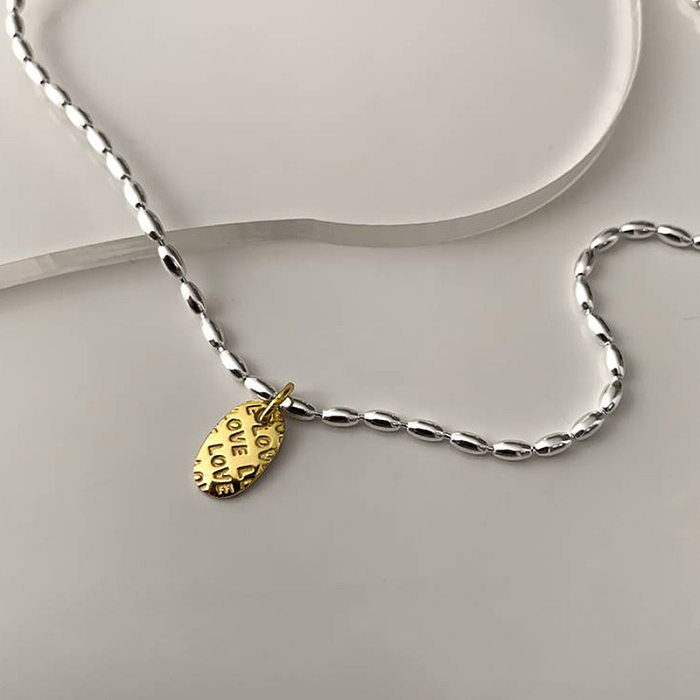 Einfache Halskette mit rundem Anhänger aus Kupferperlen