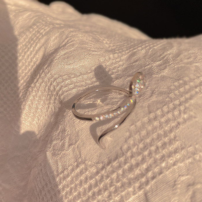 Elegante anillo abierto con incrustaciones de cobre y circonitas en forma de serpiente