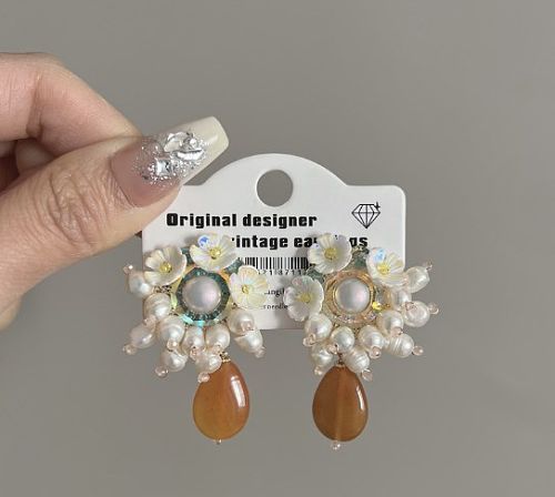 1 par de pendientes colgantes de perlas de cobre con incrustaciones de flores retro