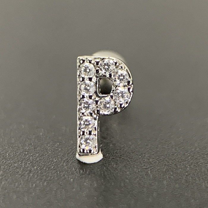 1 Stück einfache Ohrstecker mit Buchstabeneinlage aus Kupfer und Zirkon