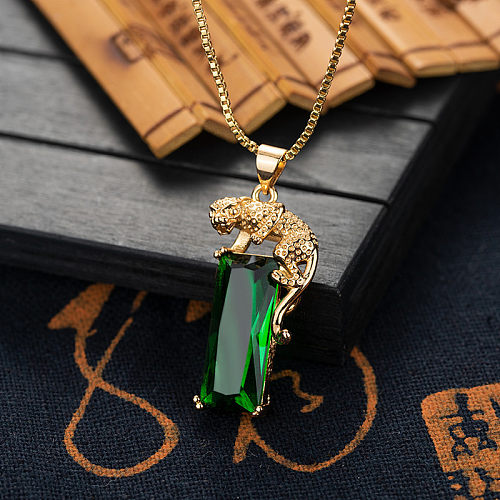 Inlaid Emerald Golden Leopard Pendant Retro Emerald Necklace Jewelry