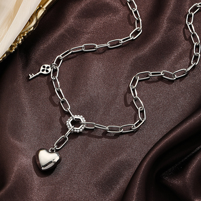 Halskette mit Anhänger in Herzform, verkupfert, versilbert, IG-Stil