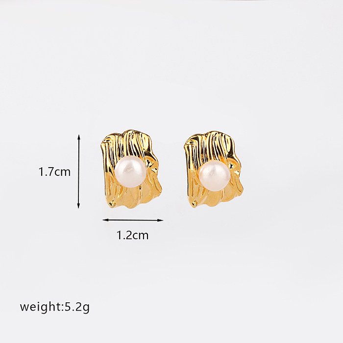 1 par de pendientes chapados en oro de 18 quilates con incrustaciones irregulares de cobre y perlas de agua dulce