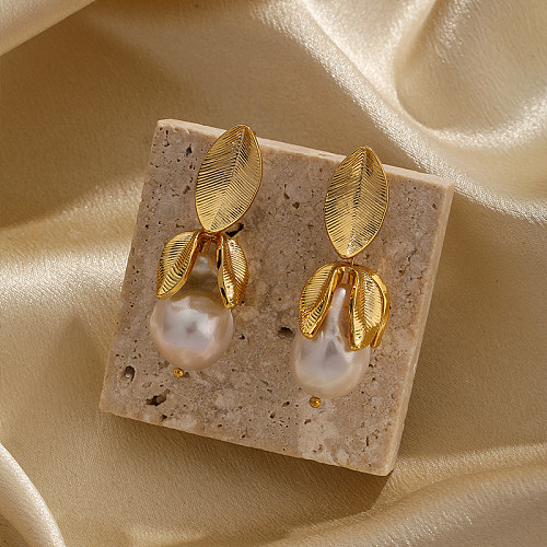 1 par de pendientes colgantes chapados en oro de 18 quilates con incrustaciones de hojas y perlas de cobre de estilo simple