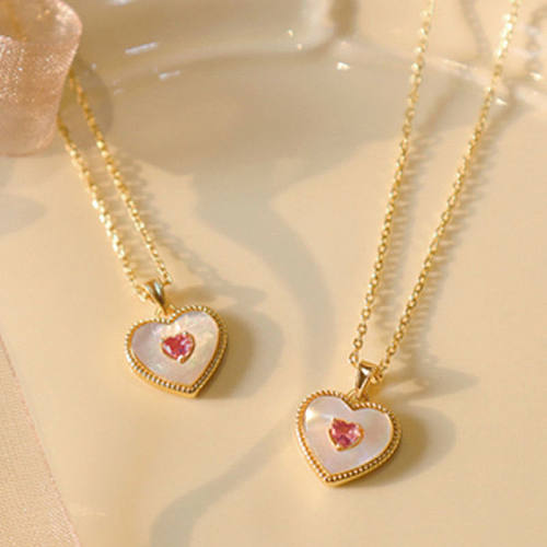 Halskette mit Anhänger in Herzform im modernen Stil mit Kupferbeschichtung und Inlay aus künstlichen Edelsteinen