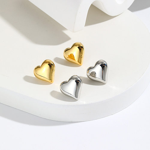 1 paire de clous d'oreilles en cuivre plaqué en forme de cœur